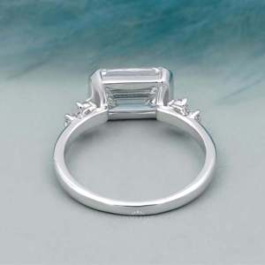 Bague de fiançailles en or blanc East West avec diamant taille émeraude serti clos, style élégant - Product Image 5