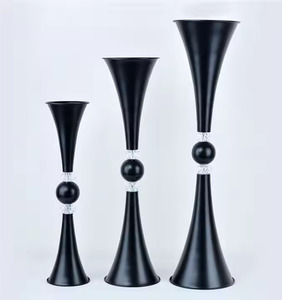 Jarrón trompeta metal estriado - Product Image 4