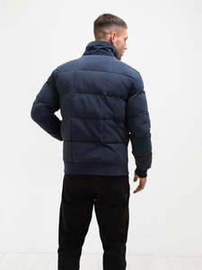 Blouson matelassé bleu marine, modélisé avec les mains dans les poches, design pratique pour le froid, idéal pour le port quotidien en hiver - Product Image 5