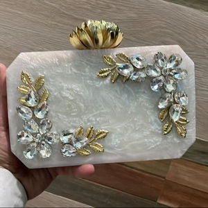 Pochette en résine pour femme, style religieux artisanal, peinte à la main, avec chaînes, fermeture éclair, magnifique travail de pierres de cristal pour les mariages - Product Image 1