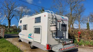 Autocaravana Fiat/Adria 2001, 7 plazas, color rosa, acero y aluminio - Product Image 3