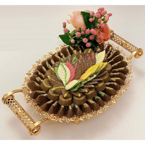 Plateau à chocolat en métal de grande qualité Plateau de service à chocolat au design moderne avec poignée florale Présentoir à chocolat en vente - Product Image 3