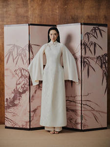 Experimenta un estilo femenino elegante con nuestro traje tradicional vietnamita Ao Dai de alta calidad. - Product Image 6