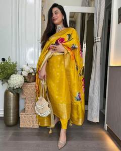 Ensemble Kurti et Bas en Tissu Soie J-Card Viscose Lourde Jaune, Coupe Droite Légère avec Bordure Fantaisie et Dupatta pour Adulte - Product Image 3