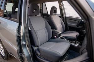 Asequible, LISTO PARA CONDUCIR |   CONDUCCIÓN IZQUIERDA |   Volante a la derecha |   TOYOTA RAV4 4WD 2004 CON 7 MIL PESADAS MILLAS - Product Image 4