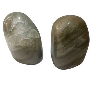 Cristal de Cuarzo Natural de Forma Libre |   Piedra de Cuarzo Verde Pulida para Equilibrio Energético Curativo y Decoración del Hogar Modelo Ángel - Product Image 1