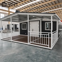 Maisons conteneurs extensibles OCM de 20 pieds, panneaux sandwich isolés robustes, installation rapide, étanches, modulaires, pour camp de travail, hôtel de villégiature