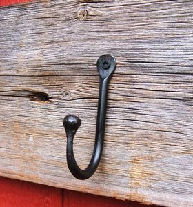 Crochet mural en fonte artisanal avec finition rustique parfait pour les intérieurs de ferme traditionnelle et de maison de campagne - Product Image 5