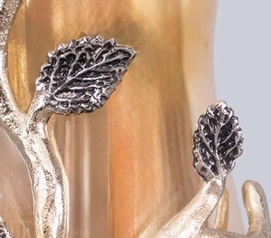 Bougeoir en verre doré artisanal avec motif de branche en aluminium parfait pour ajouter un charme naturel et élégant aux espaces de la maison - Product Image 2