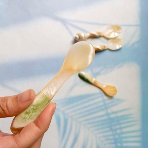 Cuchara para servir nácar hecha a mano para caviar y postres - Product Image 5