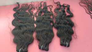 Vague naturelle indienne bouclés vierge Remy cheveux trame faisceaux 20-28-30 pouces longueur matière première Extensions de cheveux humains numéro de modèle - Product Image 4