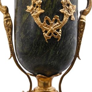 Ensemble de vase et piédestal en marbre vert foncé de luxe avec des accents en laiton doré orné - Product Image 3