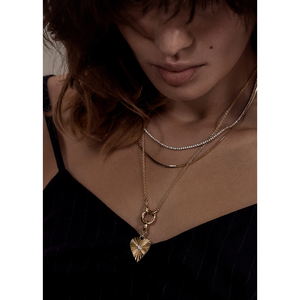 Collier élégant avec pendentif cœur côtelé en diamant et détails de diamants complexes - Product Image 2
