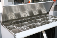 Table de préparation réfrigérée commerciale pour sandwichs et salades avec planche à découper – Vente chaude
