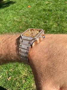 Montre pour homme en or rose avec diamants Moissanite, dotée d'un cadran bicolore saisissant et d'un accent décoratif en bande de diamants. Cette montre de luxe - Product Image 3