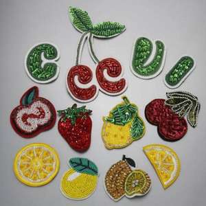 Patchs à breloques perlés faits à la main de la meilleure qualité avec des patchs brodés haut de gamme pour les vêtements de mariée et de soirée, disponibles à la vente - Product Image 3