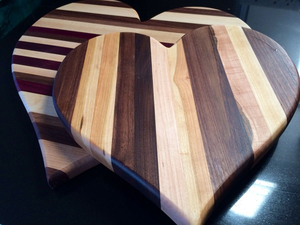 Planche à découper en forme de cœur en bois écologique, fabriquée à la main par les meilleurs artisans, de haute qualité |   Planche à découper en bois massif pour la cuisine - Product Image 4