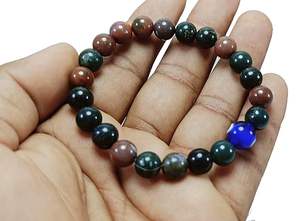 Bracelet vintage en jaspe Bloodstone fait à la main de style Feng Shui avec placage à l'or et charme religieux pour les amateurs de fête et de bijoux - Product Image 6