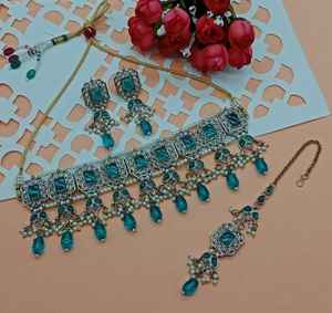 Ensemble de bijoux plaqué or kundan traditionnel indien de forme carrée et collier en cuivre avec ensemble de boucles d'oreilles Mangtika pour femmes - Product Image 3