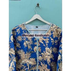 เสื้อแจ็คเก็ตผ้าควิลท์แบบกลับด้านได้ ทำมือจากอินเดีย สำหรับทั้งชายและหญิง ดีไซน์ทันสมัย ผ้าฝ้ายแท้ สำหรับฤดูหนาว ตกแต่งขอบด้วยแถบสี  ลายดอกไม้สีน้ำเงิน - Product Image 2