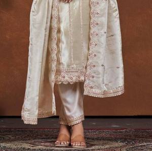 Hermoso último diseñador Kanjivaram Silk Kurti Pant Dupatta Atractivo bordado Trabajo para adultos Mujer Exportador de moda - Product Image 2