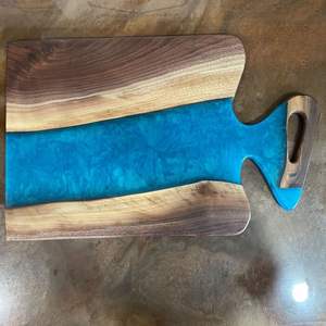 เขียงทำจากเรซิ่นแฮนด์เมดดีไซน์ด้วยแม่น้ำเรซินที่ส่องแสงระยิบระยับบนไม้เหมาะสำหรับอาหารเรียกน้ำย่อยและการเสิร์ฟเบเกอรี่ - Product Image 1