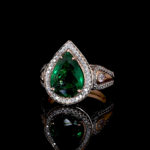 แหวนมรกตสีเขียวจาก Designer Lab ประดับเพชรทรงหยดน้ำและทรงกลมที่เพาะเลี้ยงในห้องปฏิบัติการ |   เครื่องประดับงานแต่งงานและงานปาร์ตี้ - Product Image 1