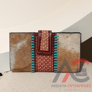 Pochette de sculpture usinée à la main Offre Spéciale étui de téléphone en cuir de fourrure de vachette à motifs occidentaux portefeuille élégant multi-usages portefeuilles de créateurs - Product Image 1