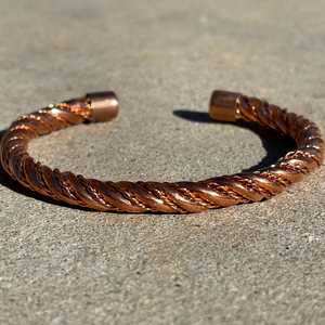 กำไลข้อมือทองแดงผสมทำมือ ชุบทองแดงโบราณ ปรับขนาดได้ 6-9 นิ้ว ดีไซน์บิดเกลียว ประดับเพชรแม่เหล็ก ทันสมัย สไตล์คริสเตียน บำบัดรักษา สำหรับคนรัก - Product Image 3