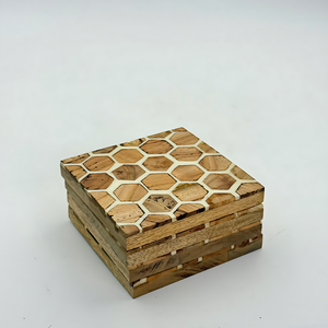 Juego de 4 Posavasos Cuadrados de Madera de Acacia Hechos a Mano, Posavasos Naturales Sostenibles con Acabado Elegante para el Hogar y Restaurantes - Product Image 3