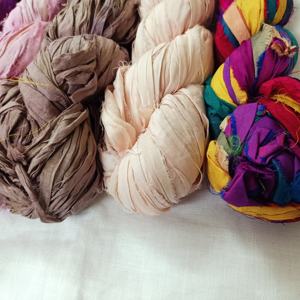 Cinta de Seda Sari Hecha a Medida, Teñida en Color Personalizado y Cintas de Seda Sari Multicolores Hechas de Telas de Seda Sari Recicladas - Product Image 3