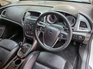 Offre exceptionnelle : Opel Astra Berline d'occasion 1. 6 T U R B O    C O S M O   -  PRÊT À EXPÉDIER - Product Image 2