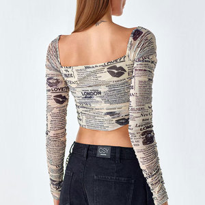 Nueva de manga larga Camiseta corta con estampado de transferencia de calor para mujer, Camiseta básica con estampado de periódico y cuello redondo para mujer, Top corto de manga completa - Product Image 6