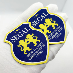 Parches Tejidos Reflectantes Personalizables con Diseño de Corazón para Gorras y Artículos de Eventos - Insignias Ecológicas de Alta Calidad - Product Image 1