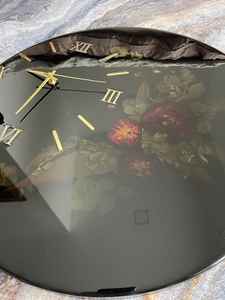 Horloge murale en résine de quartz design avec incrustation en bois, affichage à aiguilles, mouvement silencieux, décoration moderne pour usage résidentiel et commercial - Product Image 2