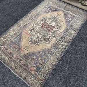 Alfombra decorativa Kilim vintage de 3.9x6.6 pies (119x200 cm), alfombra turca de lana con diseño geométrico arcoíris - Product Image 2