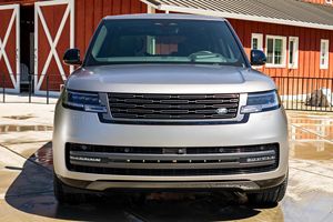 P530 Autobiography LWB 2024, V8 Twin-Turbo de 523 hp, Tracción en las Cuatro Ruedas, Equipamiento de Alta Gama, Mayormente sin Modificaciones - Product Image 2