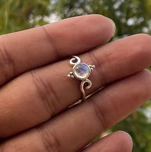 แหวนเงินแท้ 925 ประดับมูนสโตน ทำมือ ดีไซน์เรียบง่าย สไตล์โบฮีเมียน งานศิลปะ ดีไซน์อาร์ตเดโค ของขวัญสำหรับผู้หญิงในเดือนมิถุนายน - Product Image 3