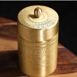 Bocaux à bougies en métal faits à la main, idéaux pour les créations de cire parfumée, offrant une lumière ambiante chaleureuse et rehaussant les soirées douillettes. - Product Image 3