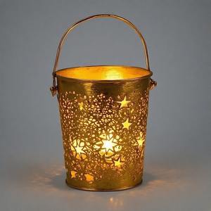 AngelTorch Winter Blessing Portavelas de aluminio Elegante diseño fundido Perfecto para la víspera de Navidad y la decoración navideña - Product Image 1