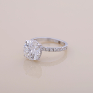 Anillo de Compromiso con Diamante Cultivado en Laboratorio de Corte Redondo de 4.02CT, Anillo de Novia con Banda Pavé de Oro Blanco, Rosa y Amarillo de 9K para Mujer - Product Image 5