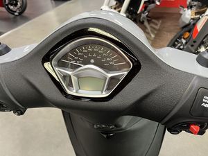 Scooter Moto Piaggio Liberty 150 S 2024 Personnalisable ODM DIY Garantie 5 Ans Disponible à la Vente - Product Image 2