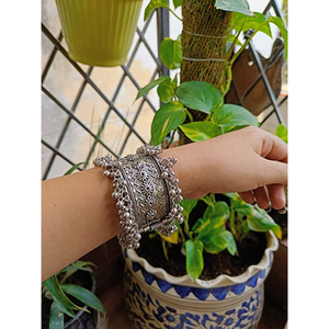 Oxidised Alloy <b>Cuff</b> <b>Bracelet</b> with Geometric Pattern Trendy Religious Vintage & Classic Styles for Gift Pearl Diamond Main Stones - Product Image 1