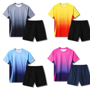 Conjunto de camiseta de fútbol al por mayor, uniforme personalizado para adultos y niños con logotipo bordado, servicio OEM de corte automatizado - Product Image 1