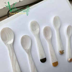 Le nouveau design le plus luxueux 2023 Cuillère en nacre incrustée de coquilles naturelles Choix parfait pour profiter du caviar Taille 10cm - Product Image 6