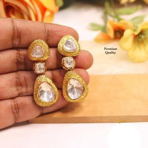 ต่างหูทองชุบคุณภาพดี ดีไซน์คลาสสิก ประดับด้วยหินสวยงาม เหมาะสำหรับผู้หญิงและเด็กผู้หญิง สวมใส่ในงานแต่งงานและงานปาร์ตี้ คอลเลคชั่นสำหรับผู้หญิง - Product Image 1