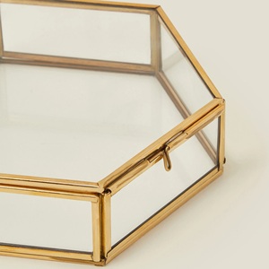 Boîte d'affichage en verre hexagonale géométrique de vente chaude avec cadre en métal doré idéal pour porte-bijoux, mini terrarium et décor de table - Product Image 6