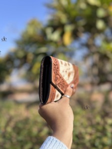 Offre Spéciale pochette en fourrure de vachette élégant usiné à la main sculpture portefeuille en cuir multi-usages cuir occidental élégant portefeuilles pour les femmes - Product Image 2