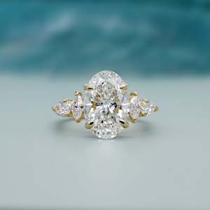 Anillo de Diamantes Ovalado con Piedras Laterales Marquise en Oro Amarillo, Joyería para Compromiso o Boda - Product Image 1