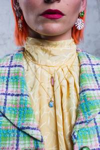 Collier unisexe en acier inoxydable plaqué or 24 carats avec pendentif opale multicolore, pierre précieuse minimaliste, sans nickel, sans plomb, chaîne maille forçat - Product Image 2